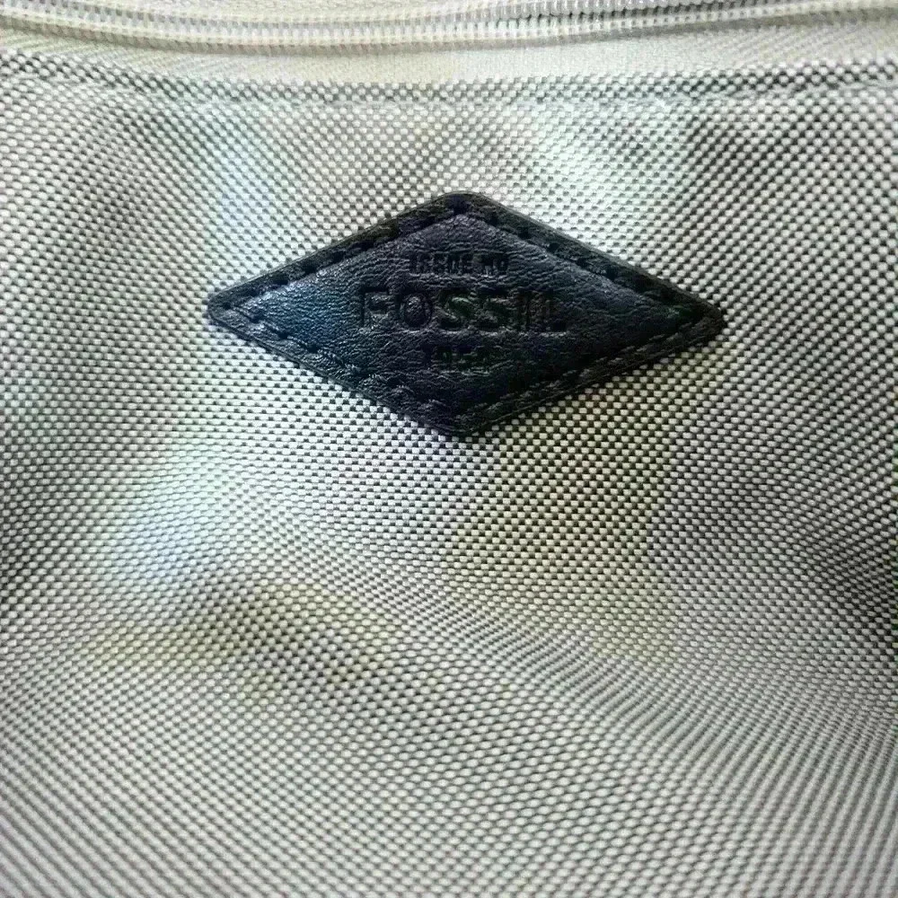 Fossil Chelsea Navy Rainbow Striped Leather Crossbody Bag Purse.